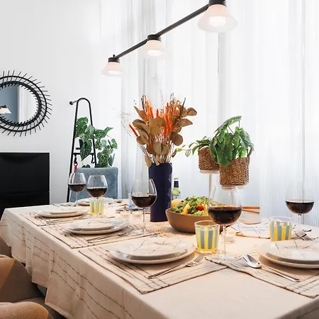 아파트 Creative Shelter 108m2 With Balcony Old Town